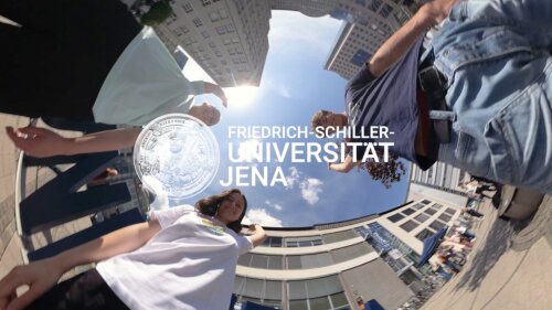 Platzhalterbild — SchülerInnen schauen in die Kamera