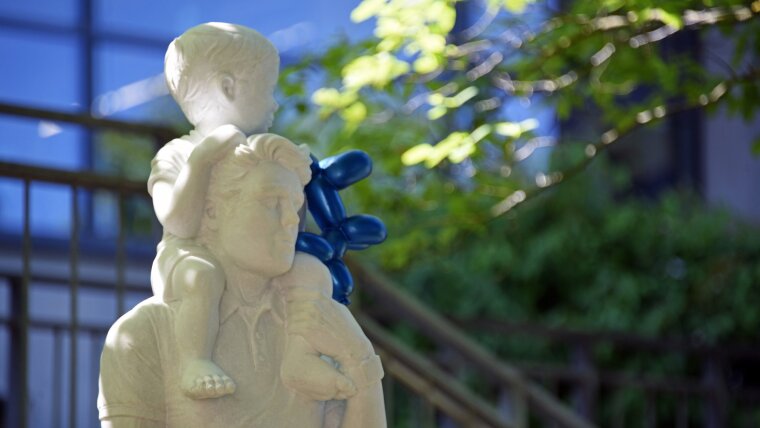 Die Marmorskulptur "David & Jeff (Vater und Sohn)" von Joscha Bender ist in der Ausstellung im Frommannschen Garten zu sehen.