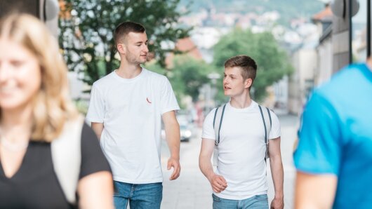 Studierende auf dem Weg zum Campus