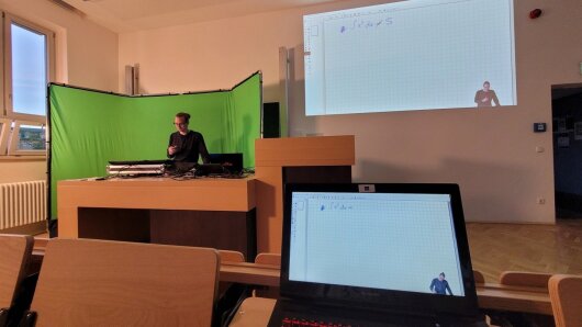 Dozent demonstriert die Einrichtung eines Streaming-Setups.