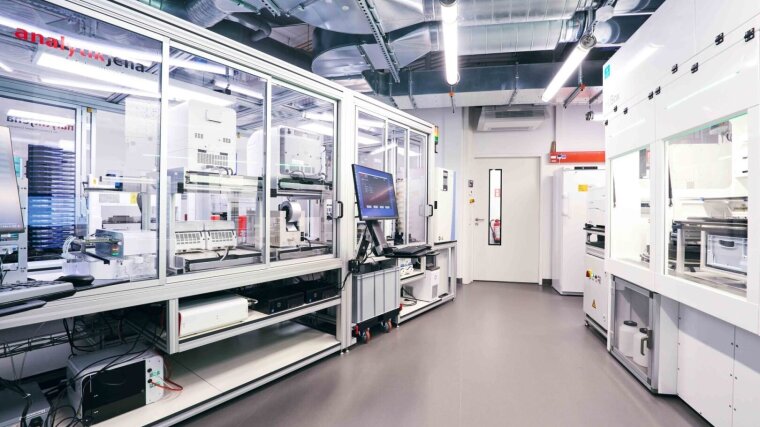 Die Robotik-Plattform führt vollautomatisch Laborarbeiten durch.