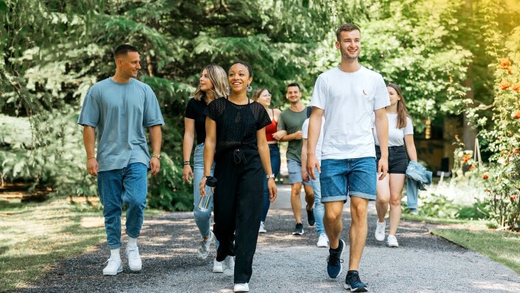 Young people run through the botanical garden in Jena