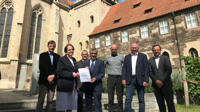 Dechantin Prof. Dr. Karin von Welck und Universitätspräsident Prof. Dr. Walter Rosenthal mit dem Kooperationsvertrag.