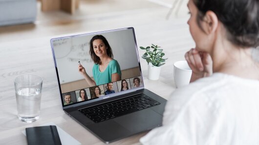 Frau nimmt an Online-Workshop teil