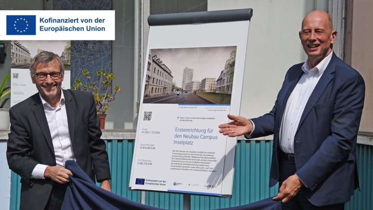 Minister Wolfgang Tiefensee (r.) und Präsident Walter Rosenthal enthüllen die Informationstafel.