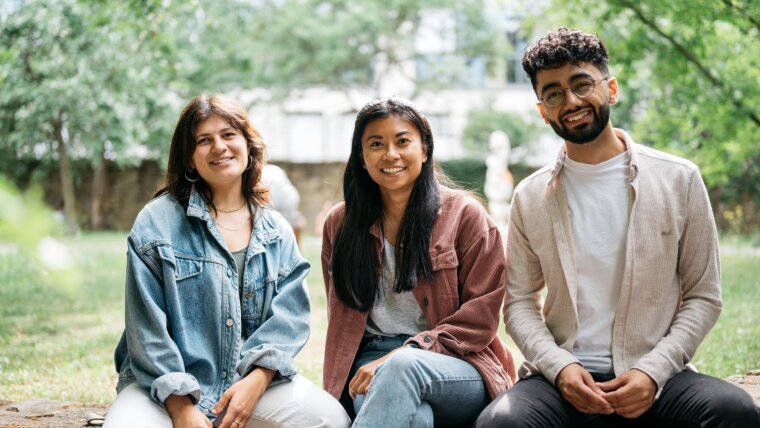 Eine Gruppe Studierender im Frommanschen Garten