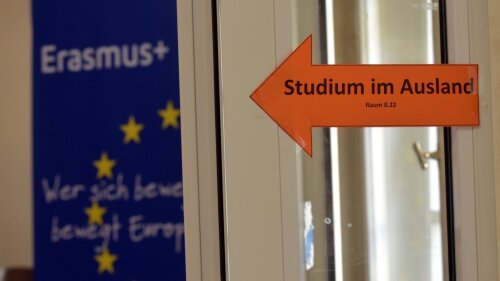 Pfeil mit Aufschrift "zum Auslandstudium"