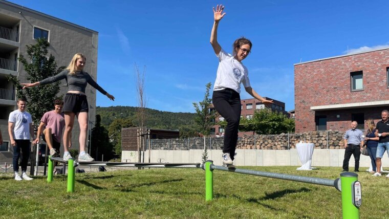 Studierende und Angehörige der Uni testen die Sportgeräte des neuen Bewegungsparcours in der Clara-Zetkin-Straße 21 aus.