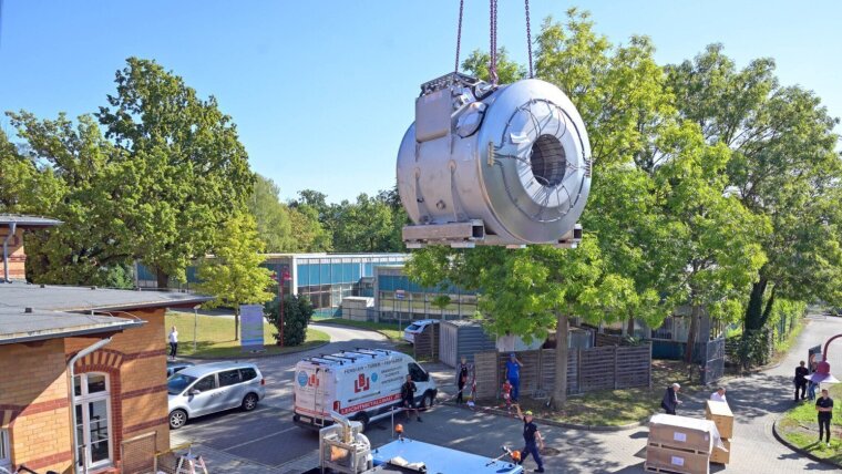 Am Universitätsklinikum Jena wird ein hochmodernes 7-Tesla-Magnetfeldtomografiegerät installiert.