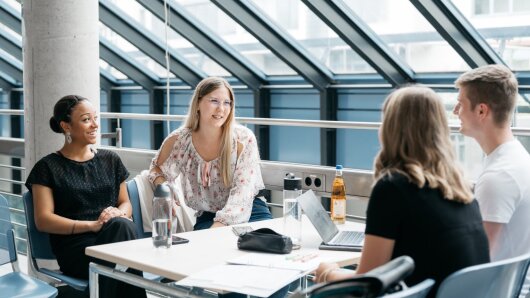 Arbeitsgruppe aus Studierienden ein einem Tisch in der Carl Zeiss Straße 3
