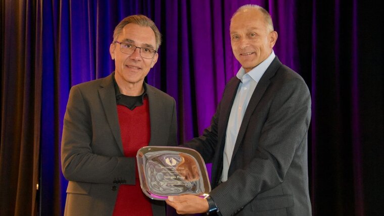 Prof. Dr. Jürgen Popp, Preisträger des Charles Mann Awards (l.), und Prof. Dr. Igor Lednev, Professor an der University at Albany – State University of New York (r.).