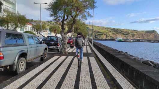 Meine Mitbewohnerin Ester und ich auf dem Weg zur Arbeit