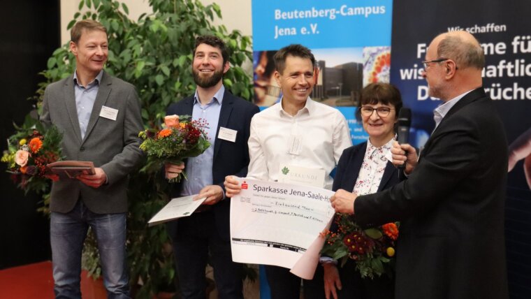 (v. l.): Prof. Dr. Jens Limpert, Dr. Jan Rothhardt, Prof. Dr. Thomas Pertsch, Dr. Ramona Eberhardt (Fraunhofer IOF, Laudatorin) und Prof. Dr. Peter Zipfel (Vorstandsvorsitzender Beutenberg Campus e. V.)