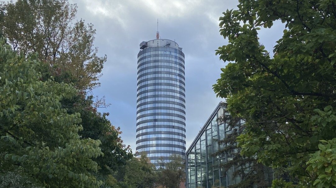 Der Jentower vom Botanischen Garten aus