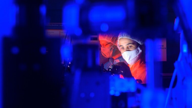 Wissenschaftlerin in einem Laserlabor. Gründungsinteressierte Forscherinnen, Absolventinnen und Studentinnen können sich für ein Stipendium im Rahmen des EXIST-Women-Programms bewerben.