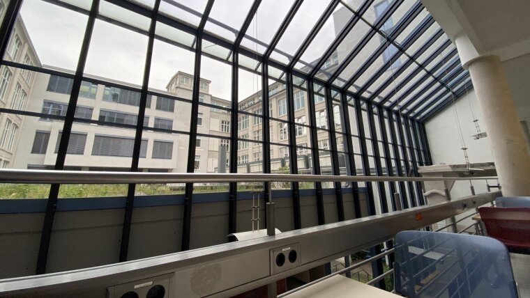 Blick aus dem Fenster an einem Arbeitsplatz im Unigebäude in der Carl-Zeiss-Straße 3