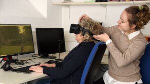 Die Psychologin Ulrike Kruse von der Uni Jena (r.) mit einer Probandin im Versuchslabor.