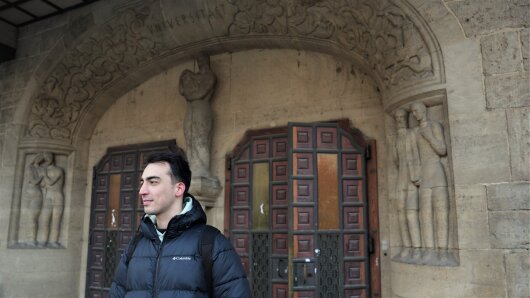Uni-Botschafter Emirhan am Hauptgebäude