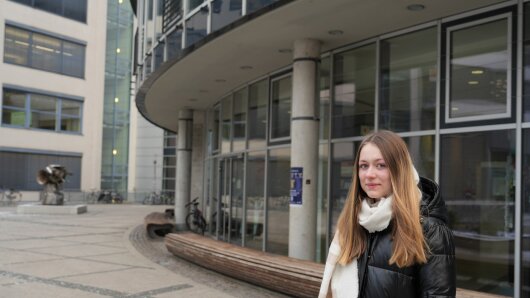 Uni-Botschafterin Anna auf dem Ernst-Abbe-Platz