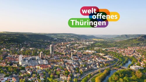 Blick über die Stadt Jena und das Saaletal. Darüber steht das Logo »weltoffenes Thüringen«.