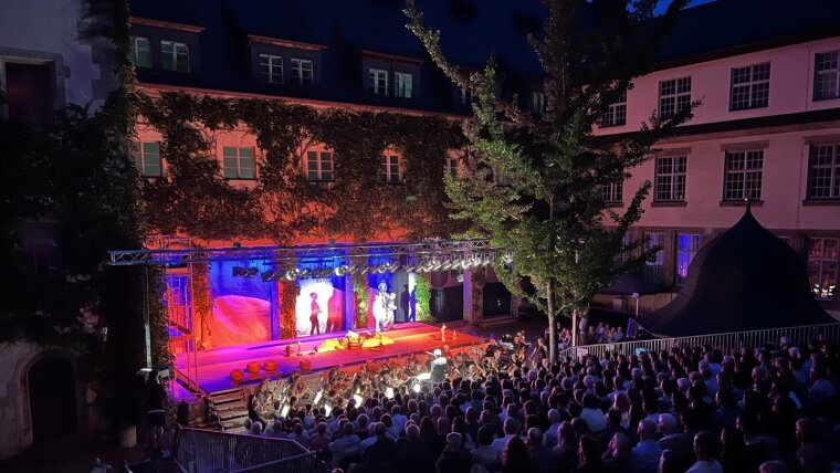 Innenhof Universität Hofopernaufführung