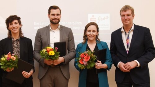 die Lehrpreistr&auml;ger (v.l.n.r): Dr. Silke Braselmann, Dr. Marco Dederichs, Dr. Stephanie Viebranz und Th&uuml;ringer Staatssekret&auml;r Carsten Feller