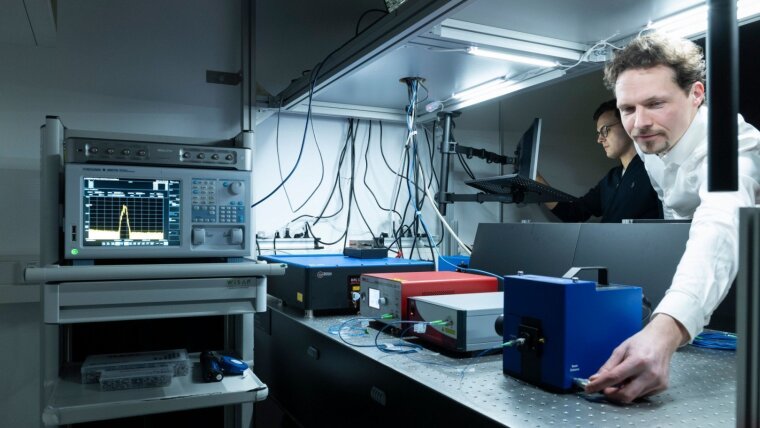 Dr Bennet Fischer (l.) and Prof. Mario Chemnitz in a laboratory at the Leibniz-IPHT.