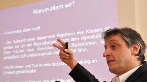 Wissenschaftler präseniert Ergebnisse zu Alternsforschung auf einer Tagung