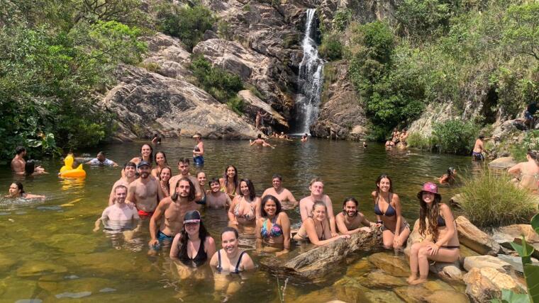 Ausflug zu einem Wasserfall in der Serra do Cipó mit Austauschlern und Freiwilligen aus dem Anfangsbetreuungsprogramm