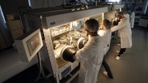 Students and lecturers in a laboratory for organic solar cells, batteries and solar batteries.
