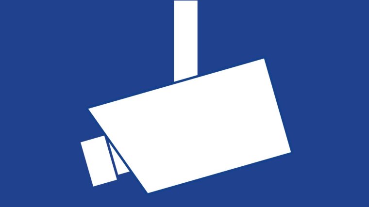 Weiße Kamera vor blauem Hintergrund