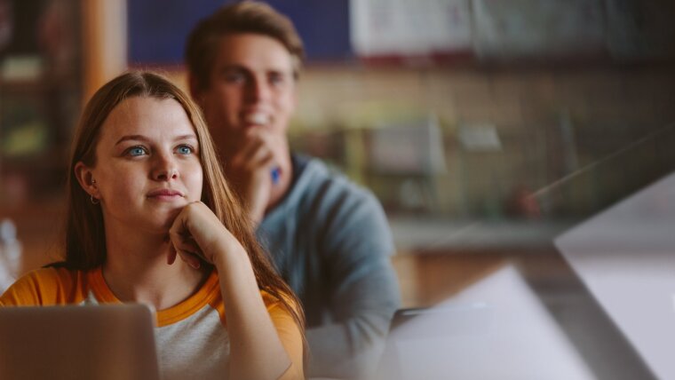 Schülerin und Schüler hören aufmerksam zu