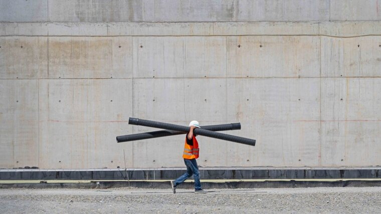 Construction worker at the building site of the new campus of the University of Jena at Inselplatz.