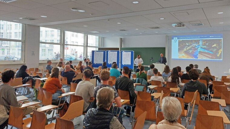 Bürgermeister und Dezernent Christian Gerlitz führt ins Thema ein und erläutert Hintergründe zum Projekt und zur Förderung.