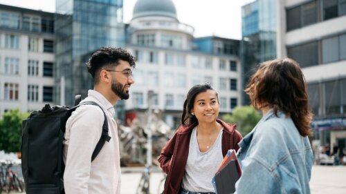 Studierende auf dem Campus