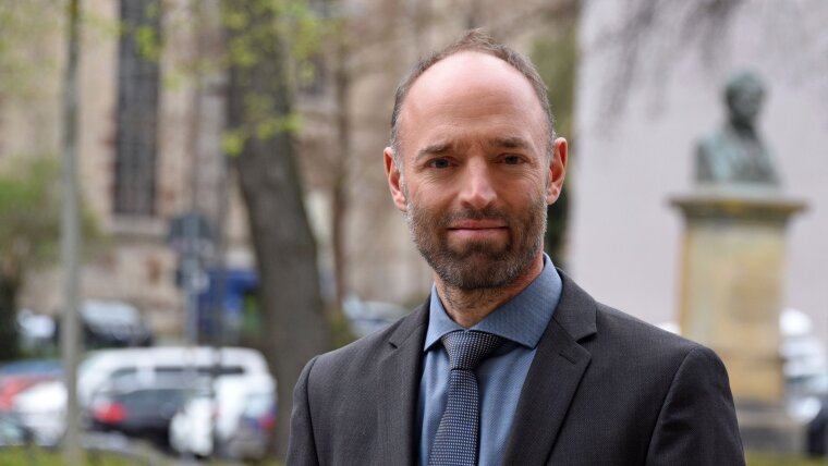 Prof. Dr. Johannes Greifenstein, im Hintergrund die Jenaer Stadtkirche.