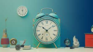 Auf einem hübsch arrangierten Wecker im Vintage Look ist es kurz nach 10 Uhr.