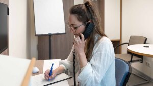 Die Psychologin Sophie Geßner vom Projekt „Offenes Ohr“ berät am Telefon.