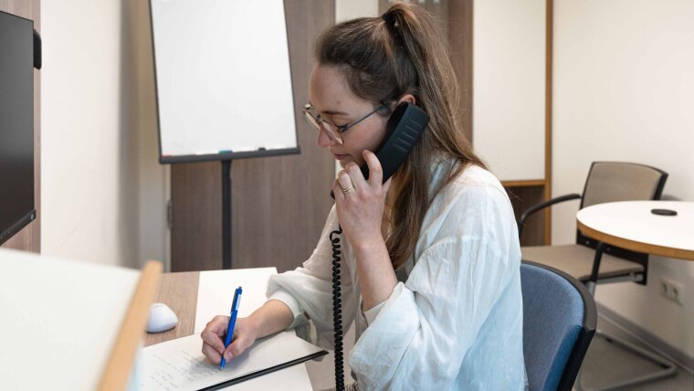 Psychologist Sophie Geßner from the "Open Ear" project offers advice by phone.