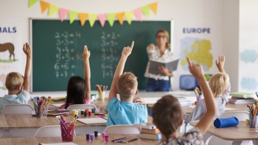 Schüler und Schülerinnen im interaktiven Unterricht.