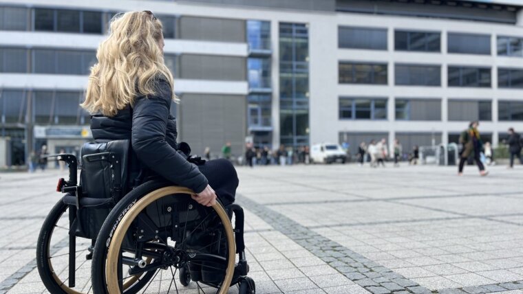 Frau im Rollstuhl
