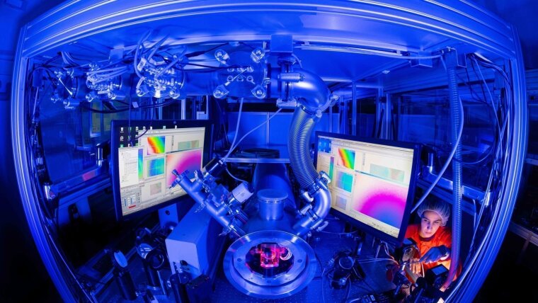 Dr Yasmina Azamoum is preparing an experiment at the laser amplifier of the POLARIS laser system.