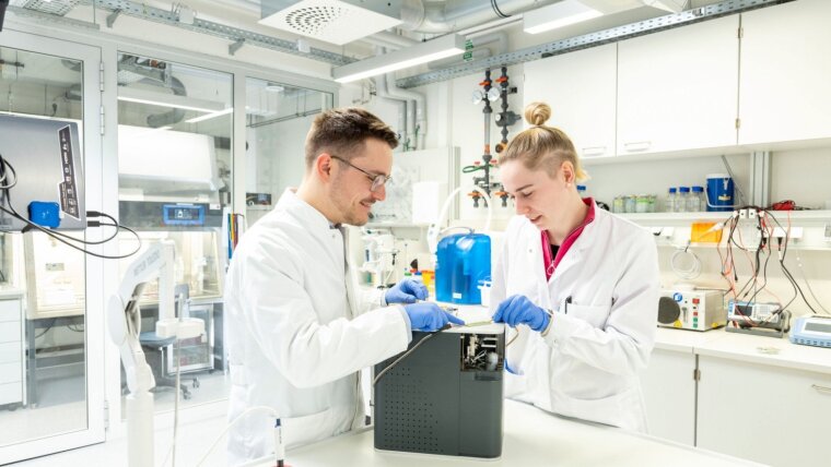 Marie-Luise Enghardt und Dr. Richard Grohs arbeiten am LPI an einem laserbasierten Schnelltest.