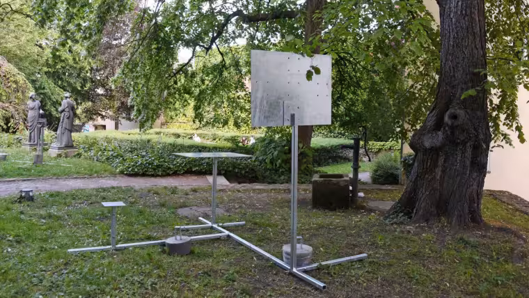 Ein Exponat der neuen Ausstellung im Frommannschen Skulpturen Garten.