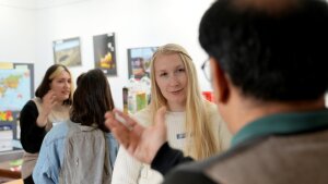 Vier Menschen sprechen miteinander