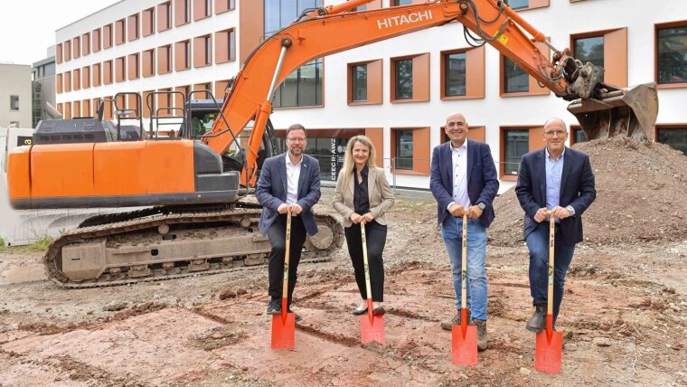 Beim Spatenstich: (v.l.) Thomas Nitzsche, Beate Wachenbrunner, Ulrich S. Schubert und Georg Pohnert.