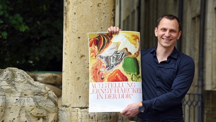 Dr. Karl Porges mit dem von Tamara Knapp entworfenen Plakat zur Ausstellung "Ernst Haeckel in der DDR".