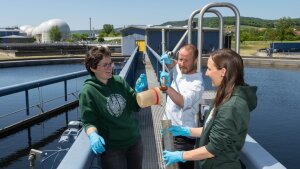 Water analysed at the Jena waste water treatment plant. The "KontiMonit" project will be presented at the "Week of the Environment" in the park of Bellevue Palace.
