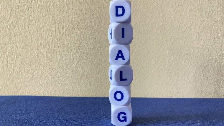 Buchstabenwürfel bilden das Wort Dialog