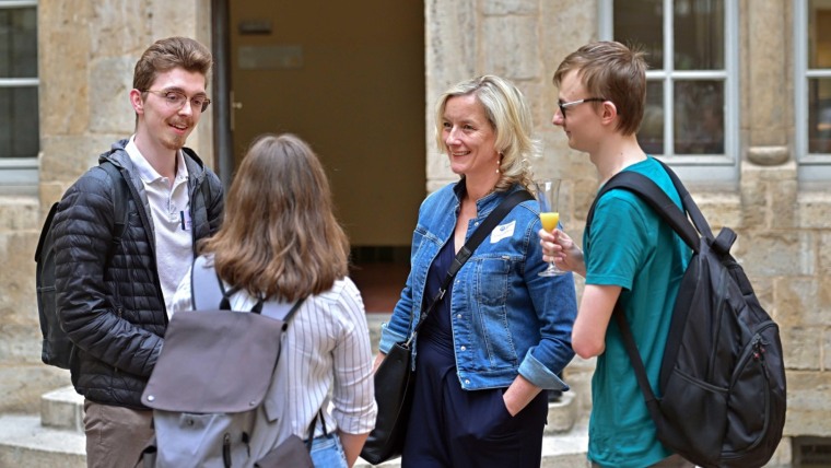 Vizepräsidentin für Studium und Lehre Prof. Dr. Karina Weichold (zweite v. r.) im Gespräch mit Stipendiatinnen und Stipendiaten.